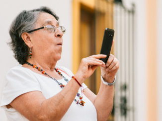 Bitkom-Umfrage: Drei Viertel der Über-65-Jährigen nutzen Smartphone oder Handy Bitkom-Umfrage: Drei Viertel der Über-65-Jährigen nutzen Smartphone oder Handy