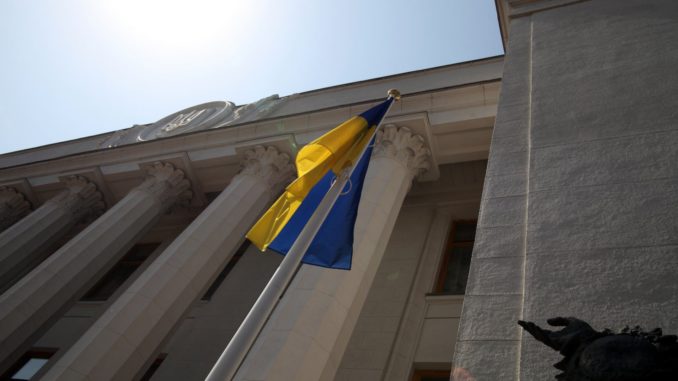 dts_image_7811_pqhjkhnrje Ukrainische Flagge vor dem Parlament in Kiew (Archiv) (über dts Nachrichtenagentur)