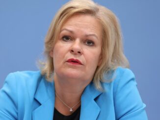 Faeser dringt auf Tempo bei Abschiebungen und kündigt Gesetzpaket an Faeser dringt auf Tempo bei Abschiebungen und kündigt Gesetzpaket an
