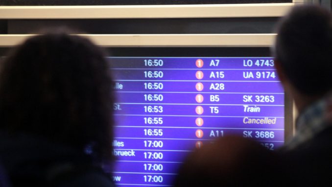 dts_image_7943_gedssmorjj Passagiere vor Informationstafel am Frankfurter Flughafen (über dts Nachrichtenagentur)