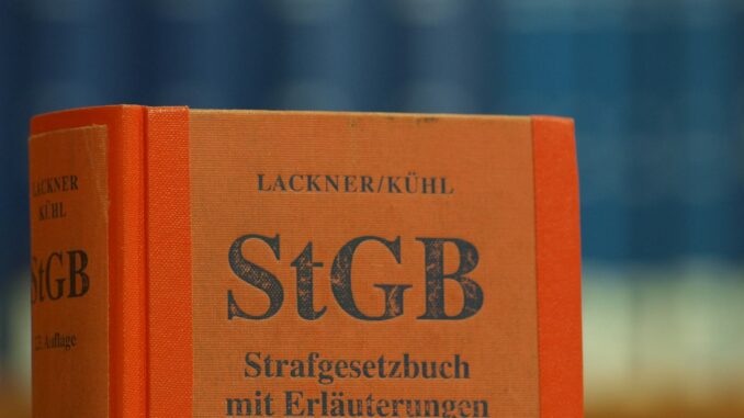 dts_image_3407_tqmrdrfsjb Das Strafgesetzbuch in einer Bibliothek (Archiv) (über dts Nachrichtenagentur)