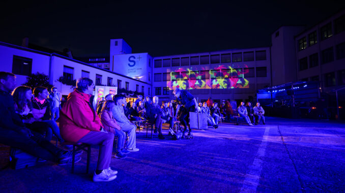 2025-05_17_DBN_240_Schmitt_und_Sohn_Aufzuege_Z8A_7185_©Steffen_Kirschner_2000px_sRGB Blaue Nacht (über Steffen Kirschner)