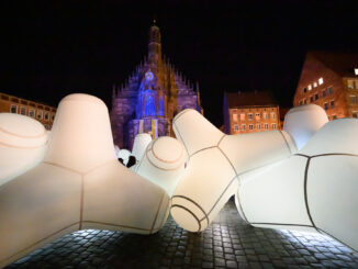 „Love and Peace“ leuchten über Nürnberg – 110.000 Besucher bei der „Blauen Nacht 2025“ „Love and Peace“ leuchten über Nürnberg – 110.000 Besucher bei der „Blauen Nacht 2025“