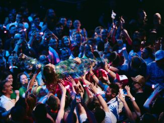 Hazel Brugger springt ins ESC-Publikum – Der viral-gewordene Stage-Dive beim zweiten Halbfinale Hazel Brugger springt ins ESC-Publikum – Der viral-gewordene Stage-Dive beim zweiten Halbfinale