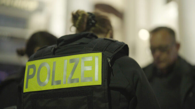 Kriminelle Clans in Deutschland Polizistin im Einsatz (über ZDF/Jurek Wieben/Fabian Beyer)