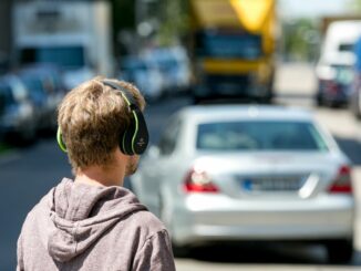 Gefährliche Stille: Wie Kopfhörer im Straßenverkehr tödlich werden Gefährliche Stille: Wie Kopfhörer im Straßenverkehr tödlich werden