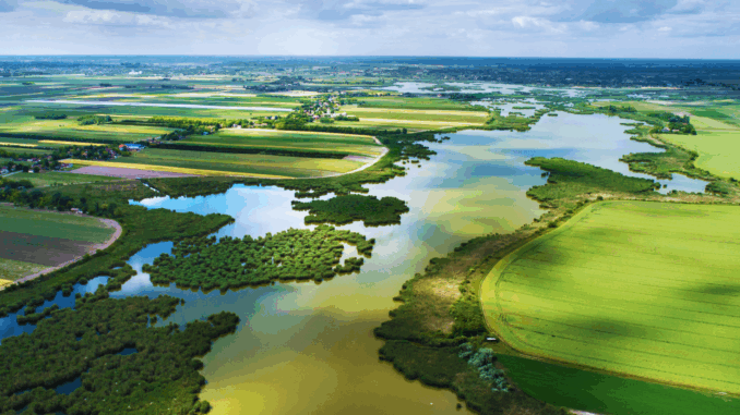 cmg_symbolbilder_ - 2025-07-16T133000.213 Blick aufs Land (über AXIO-IMAGES)