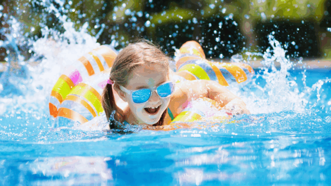cmg_symbolbilder_ (98) Kind im Schwimmbad (über FamVeld)