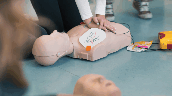cmg_symbolbilder_ - 2025-08-04T125715.352 Herz-Lungen-Wiederbelebung mit einem AED (über kasto)
