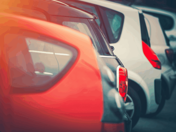 Tödliche Falle Auto: Warum schon wenige Minuten für Kinder und Hunde lebensgefährlich sind – und wann du die Scheibe einschlagen darfst