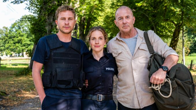 Morden auf Öd - Ein Insel-Krimi V.l.: Max Hubacher (Rolle Klaus Hansen), Paula Kalenberg (Rolle Maja Stein) und Heino Ferch (Rolle Tom Mendt) (über RTL / Manju Sawhney)