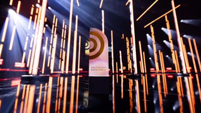 Neutral-Award-neon-1-PS-scaled Deutscher Radiopreis (über Deutscher Radiopreis/Philipp Szyza)