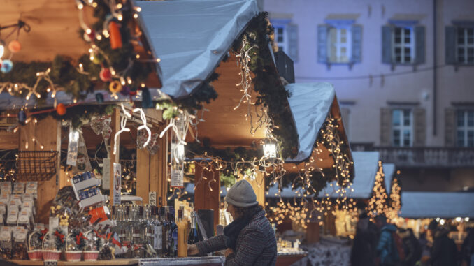 2024_APTGARDADOLOMITI_ph_PRUGNOLA_Arco_MercatiniNatale_0I1A9563 Weihnachten am Gardasee (über Mercatini Natale)