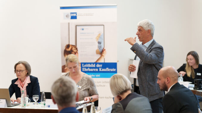 Dr. Armin Zitzmann, Präsident der IHK Nürnberg für Mittelfranken (stehend). Dr. Armin Zitzmann, Präsident der IHK Nürnberg für Mittelfranken (über IHK Nürnberg für Mittelfranken)