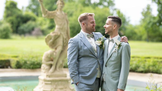 v.l.n.r.: Marc und Marco heiraten in Folge 2 #HadeB Marc & Marco (über Joyn/Markus Hertrich)