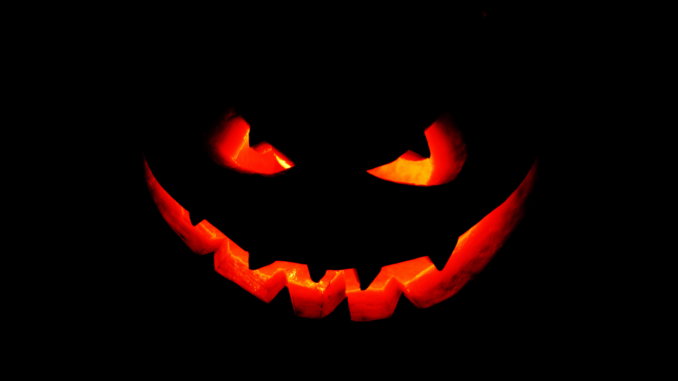 Halloween ohne Ärger: Was bei Streichen, Schäden und Versicherungen wichtig ist