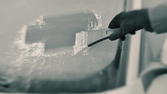 Vereiste Autoscheiben: Was beim Eiskratzen erlaubt ist – und was nicht