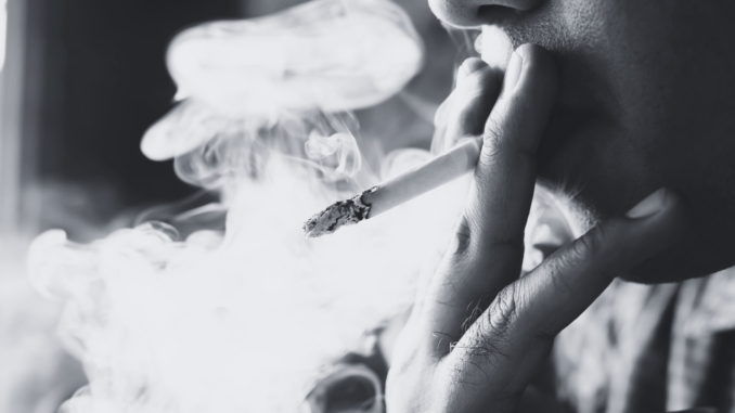 Neujahrsvorsätze mit kurzer Halbwertszeit: Warum viele beim Rauchstopp scheitern