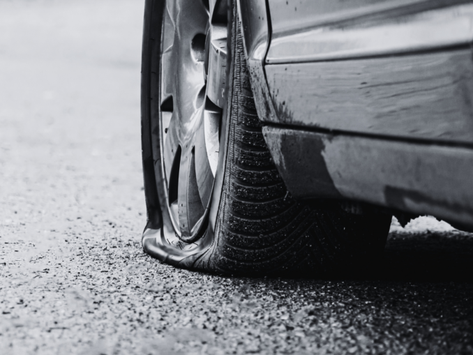 Reifenplatzer bei Tempo 130: So reagieren Autofahrer richtig