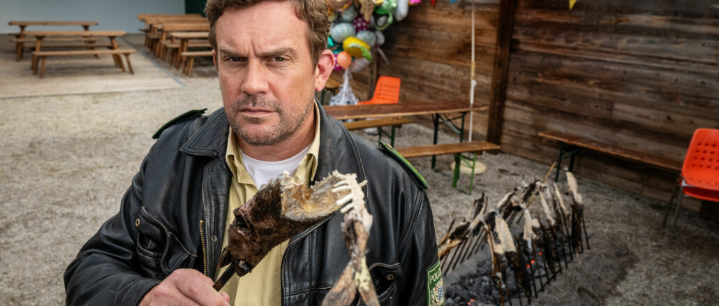 Zehnter Eberhofer-Film: „Steckerlfischfiasko“ kommt am 13. August 2026 ins Kino