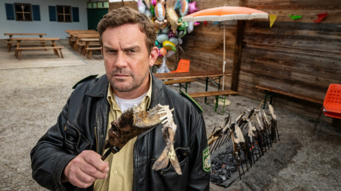Zehnter Eberhofer-Film: „Steckerlfischfiasko“ kommt am 13. August 2026 ins Kino