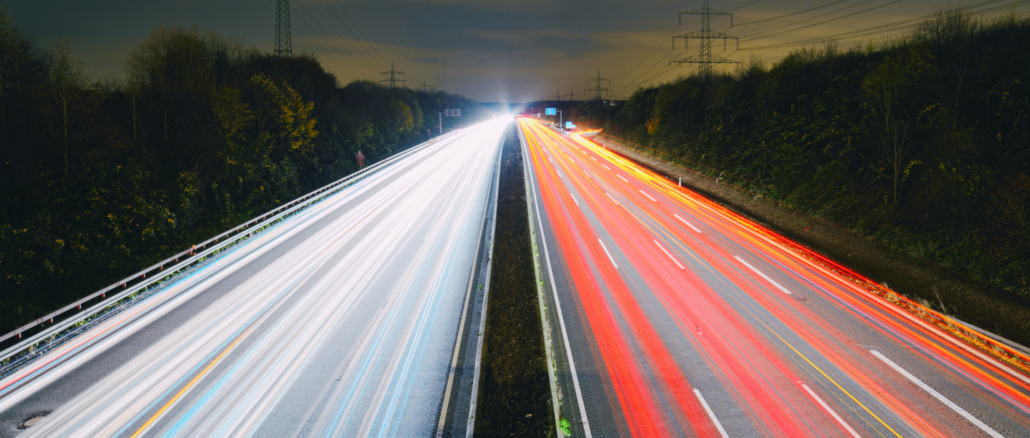 Stau auf der Autobahn: Was Autofahrer über Rettungsgasse, Standstreifen und Co. wissen sollten