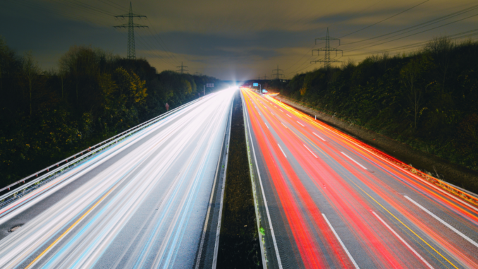 Stau auf der Autobahn: Was Autofahrer über Rettungsgasse, Standstreifen und Co. wissen sollten