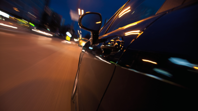 Nachtfahrten mit dem Auto: Was Fahrer zu Vorbereitung, Müdigkeit und Pausen wissen sollten