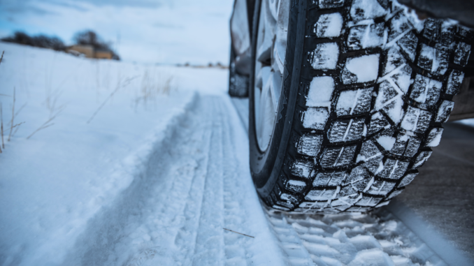 Winterreifen im Netz kaufen: Das gilt bei Widerruf, Kompletträdern und Batteriepfand